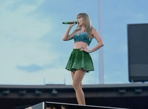 Taylor Swift 1989 Tour Outfits, Blue And Green Outfit, Eras Tour Outfit Taylor Swift, The Eras Tour Outfit, Eras Tour 1989, Taylor Swift 1989 Tour, Taylor Swift Aesthetic, Swift Aesthetic, Eras Tour Outfit