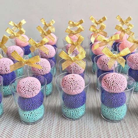 Por Marianna Figueiredo no Instagram: “Espetinho de Brigadeiro no tema Sereia 🧜🏻‍♀️💕✨ #espetinhodebrigadeiro #festasereia #brigadeiros #docesparafesta #instadoce” Mermaid Birthday Party, Shimmer N Shine, Mermaid Birthday, Mermaid Party, Candy Bar, Ariel, No Instagram, Mermaid, Birthday Party