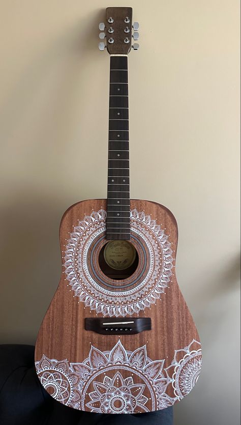 Paint pen guitar art Mandala Art On Guitar, Diy Guitar Painting Ideas, Guitar Mandala Art, Guitar Art Diy, Ukulele Designs, Painting Guitar, Painted Guitars, Guitar Decorations, Instrument Art