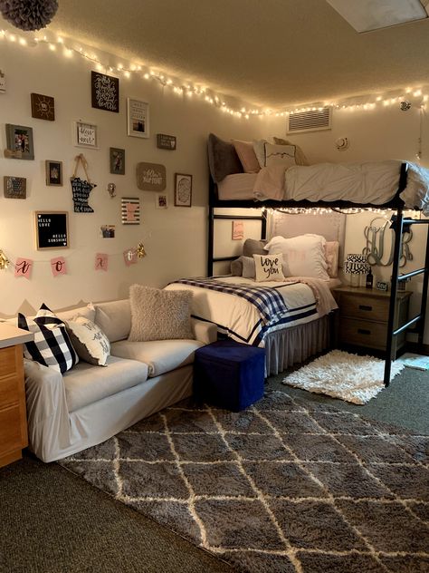 Duo Room Ideas, College Dorm Room Ideas For 2 People, Dorm Room For 4 People, Small Dorm Room Ideas 2 Beds, Dorm Room For 3 People, Dorm Room Loft Bed Layout, Dorm Inspiration Lofted Bed, Dorm With Bunk Beds Room Ideas, L Shape Dorm Layout