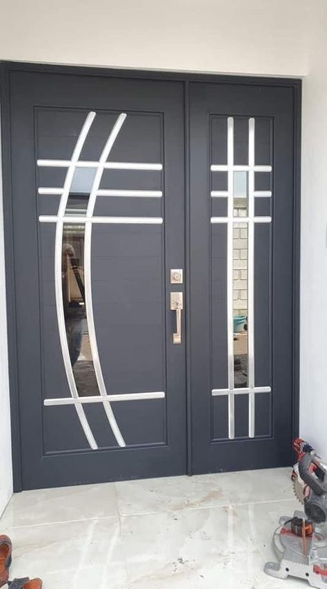 iron door design front entry modern Modern Iron Gate Designs, Pintu Ganda, Latest Door Designs, Grill Designs, Window Grill Design Modern, House Front Door Design, Modern Entrance Door, Unique Window, Steel Door Design