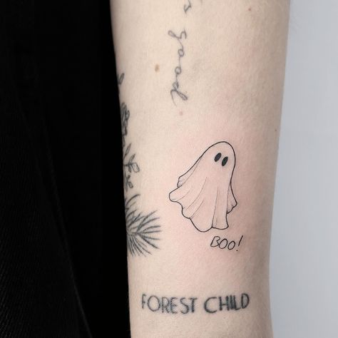 undefined Tattoo Ideas Female Bootie, Ghost Small Tattoo, Ghost Pumpkin Tattoo, Ghost Tattoos Cute, Two Ghosts Tattoo, Tiny Halloween Tattoos, Cute Ghost Tattoo Ideas, Little Ghost Tattoo, Small Ghost Tattoo