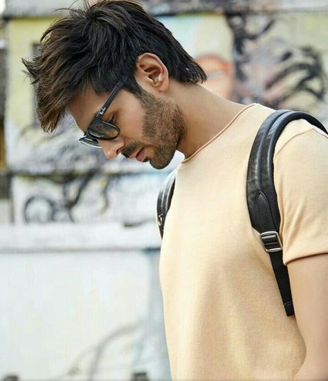 Indian Bollywood Actors, Kartik Aaryan, Handsome Celebrities, Celebrity Biographies, Best Poses For Men, Family Movies, Handsome Actors, Actor Photo, Cute Actors