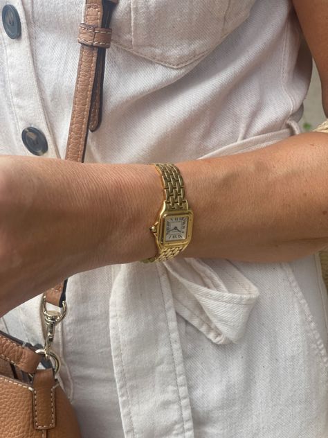 #cartier #goldwatch Accessories Old Money, Gold Watch Outfit, Golden Watch Women, Cartier Gold Watch, Elegant Watches Women, Vintage Cartier Watch, Vestidos Sport, Cartier Watches Women, Classic Watch Women