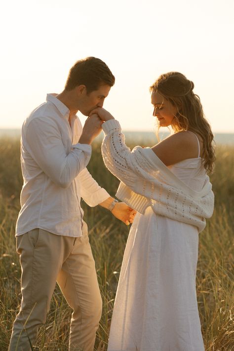 Engagement Photo Shoot Hairstyles, Couples Shoot Ideas Outdoor, Couple Photo Inspiration, Love Photography Ideas, Beach Couple Shoot Ideas, Couples Picnic Aesthetic, Purposal Pictures Photography, Engagement Photo Session Ideas, Engagement Photos Ideas Romantic Couple Photography