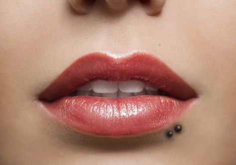 Getting this! Double side lip piercing... With two tiny diamond studs :) Lip Piercing Stud, Spider Bite Piercing, Makeup 2017, Lip Stud, Lip Augmentation, Glitter Face, Types Of Piercings, Kissable Lips, Body Piercings