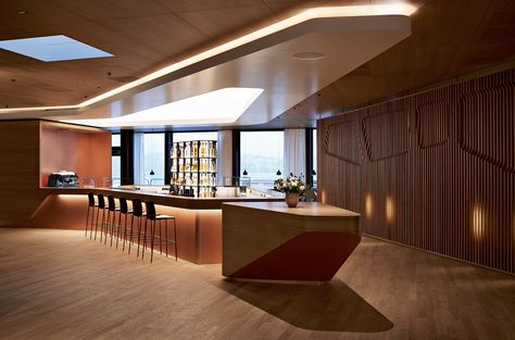 Swiss Is Opening A New First Class Lounge In Zurich (And Adding First Class Car Transfers) - One Mile at a Time Best First Class Airline, First Class Lounge, First Class Airline, Zurich Airport, Oak Parquet Flooring, Lounge Club, Airport Design, Vip Lounge, Airport Lounge