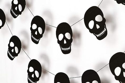 Seyal® Black Skull Garland - Birthday Decorations,Party Decorations,Party décor,Creative Decoration Skull Garland, Emo Party, Halloween Party Balloons, Birthday Inspo, Creative Decoration, Halloween Party Themes, 30th Birthday Parties, 17th Birthday, Black Skull