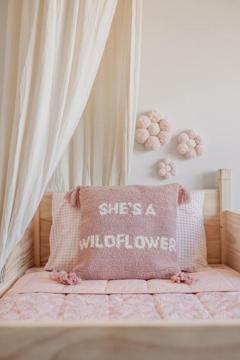 Daisy Wall Decor, Pink Bed Canopy, Pom Daisy, Punch Needle Cushion, Violet Room, Shared Girls Room, Diy Girls Bedroom, Needle Cushion, Bohemian Room Decor