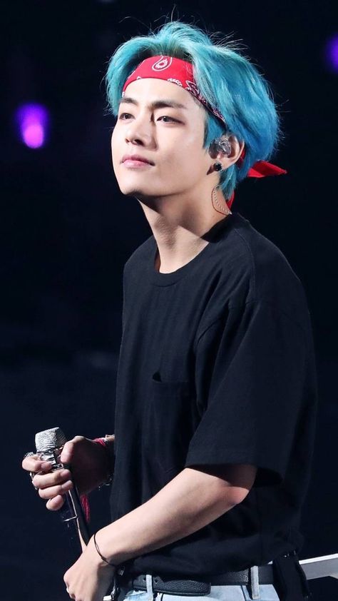 Taehyung Blue Hair, Taehyung Blue, Hair Stages, Taehyung Selca, Hair Icon, Celebrity Look Alike, Celebrity Style Red Carpet, Body Picture, Celebrity Art