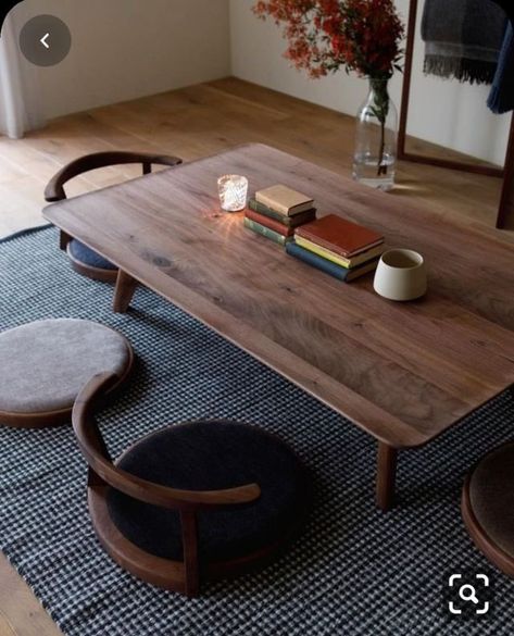 EarthtoGazelle on Twitter: "Floor seating >> https://t.co/tFkm1mTHT5" / Twitter Japanese Dining Table, Low Dining Table, Floor Seating Living Room, Japanese Home Design, Japanese Dining, Japanese Interiors, Japanese Home Decor, Japanese Interior Design, Japanese Home