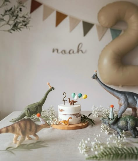 Cake of the Day 🎂🎈🎈🦕🦖Simply 💚#cakeoftheday #partystyle #birthdayparty #dinosaurs @jessmegan Dinosaur Kids Party, 3rd Birthday Party For Boy, Small Birthday Parties, Dinosaur Birthday Theme, Dinosaur Birthday Party Decorations, Party Decorations Balloons, Dinosaur Birthday Cakes, Safari Theme Birthday, Dinosaur Themed Birthday Party