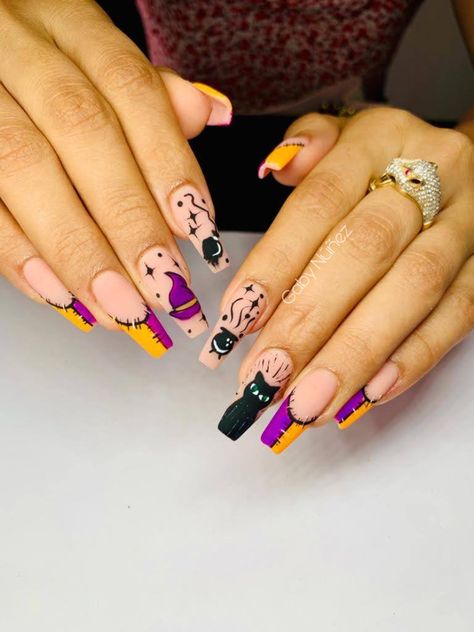 Hocus Pocus Halloween Nails, Hocus Pocus Nails Design, Hocus Pocus Inspired Nails, Hocus Pocus Acrylic Nails, Hocus Pocus Nails Simple, Cartoon Halloween Nails, Halloween Nails Hocus Pocus, Hocus Pocus Nails Acrylic, Hocus Pocus Nail Art