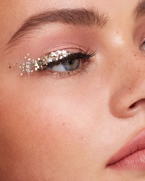 Beauty Photography Morgan Huemmer Glitter Eyeshadow for Airlie and Co - Lucy Alcorn Funky Bridal Makeup, Funky Wedding Makeup, Sparkly Wedding Makeup, Glitter Bridal Makeup, Eras Makeup, Gold Wedding Makeup, Glittery Wedding, Coachella Makeup, Eras Outfit