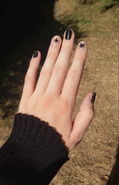 Short Black Star Nails, Rock Star Nails Designs, Cute Nail Ideas Black, Black Nail Polish Aesthetic, Star On Nails, Black Manicure Short, Black Nails Trendy, Aesthetic Black Nails, Nail Art Stars