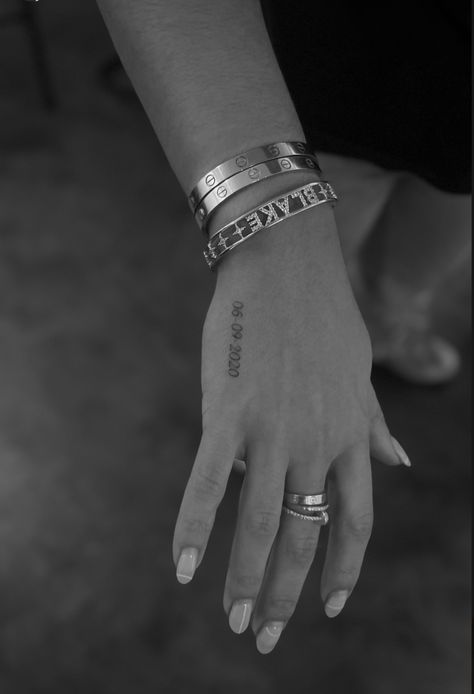 Hand Date Tattoos, Date On Hand Tattoo, Wedding Date Tattoo Finger, Wedding Date Tattoo, Wedding Date Tattoos, Tattoo Main, Date Tattoo, Anniversary Tattoo, Partner Tattoos