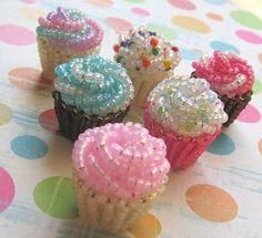 Seed beads cupcake diy craft ornament Beaded Cupcake, Cupcake Crafts, Strawberry Cupcake, Art Perle, Motifs Perler, White Icing, Seed Beading, Beaded Boxes, Beaded Crafts