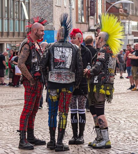 Punk Subculture Fashion, 80s Punk Fashion, Punk Guys, Punk Subculture, Punk Fashion Diy, 90s Punk, 80s Punk, Punk Culture, Crust Punk