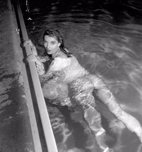 Vikki Dougan: The provocative model who was once known as “The Back” of Hollywood, 1950s-1960s - Rare Historical Photos Vikki Dougan, Life Magazine Photos, Rare Historical Photos, Classic Actresses, Vintage Glam, Second Best, Vintage Pinup, Aquaman, Life Magazine