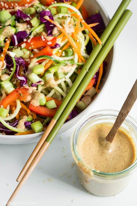 Craving pad thai? This rainbow version is #raw and radical! (and making us totally ravenous...) This was very good... Raw Pad Thai, Lunch Dinner Recipes, Oh She Glows, Spiralizer Recipes, Raw Vegan Recipes, Vegan Lunch, Eating Raw, Vegan Foods, Pizza Sauce