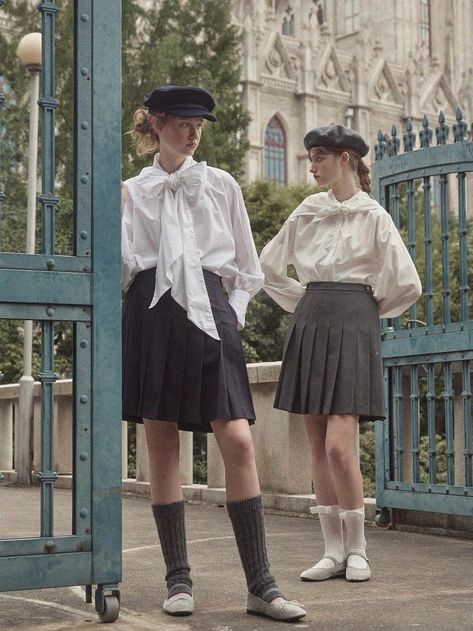 preppy style Quirky Preppy Style, 80s Preppy Fashion, Outfits With Clogs, Ivy League Aesthetic, Prep Aesthetic, 70s Preppy, Boarding School Aesthetic, 80s Preppy, 2000s Preppy