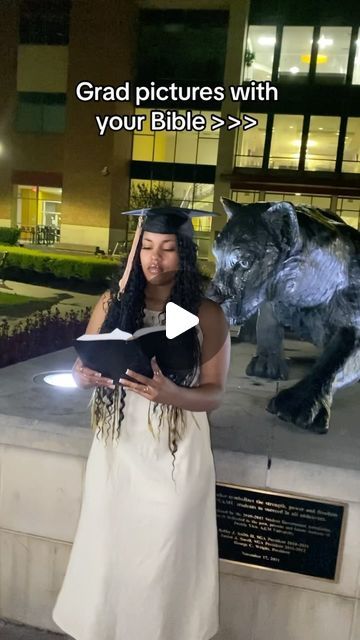 Bible Graduation Pictures, Senior Pictures With Bible, Bible Senior Pictures, Plus Size Graduation Pictures, Grad Poses Photo Shoots Black Women, Black Grad Pics, Unique Graduation Pictures, Senior Year Pictures, Graduation Look