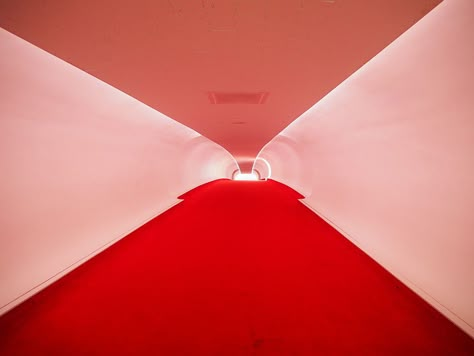 The old TWA terminal in JFK Airport, designed by Eero Saarinen in 1962, has been restored and repurposed into the TWA Hotel: a review of the new hotel. #TWAHotel #JFKAirport #nyc #EeroSaarinen #1962 #hotelreview Hopper Aesthetic, Vivienne Westwood Bridal, Twa Flight Center, Bio Lab, Twa Terminal, Hotel Pictures, Retro Concept, Wes Anderson Inspired, Twa Hotel