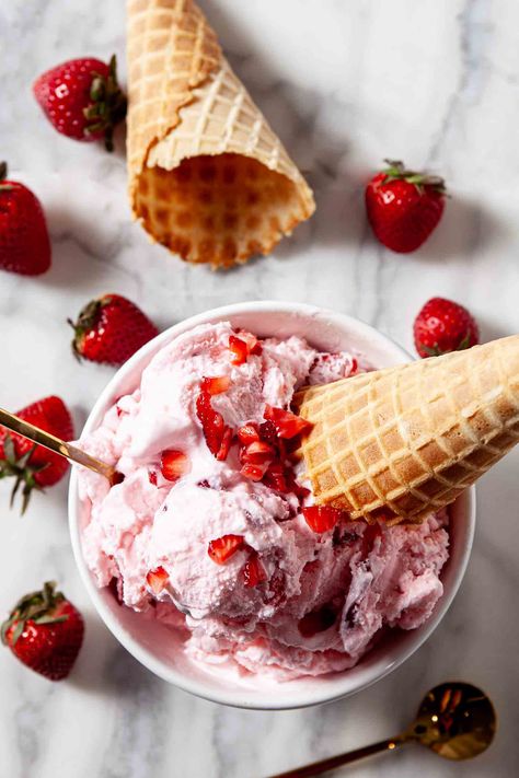 This creamy, refreshing strawberry ice cream only uses 5 natural ingredients. There's no food coloring, no egg tempering, and no fuss! Ice Cream Vanilla, Rose Ice Cream, Strawberry Ice Cream Recipe, Easy Ice Cream Recipe, Roasted Strawberries, Yummy Ice Cream, Easy Ice Cream, Vanilla Bean Ice Cream, Ice Cream Sorbet