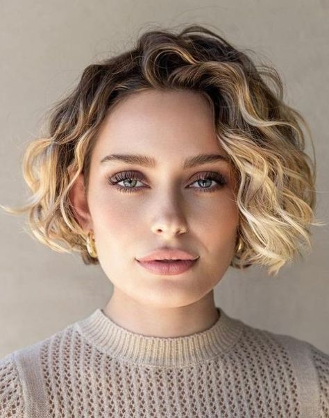 Short Curly Hair For White Women, Pelo Bob Ondulado, Short Wavy Hairstyles For Women, Neck Length Hair, Bardot Bangs, Low Maintenance Short Haircut, Short Wavy Haircuts, Bob Haircut Curly, Wavy Haircuts