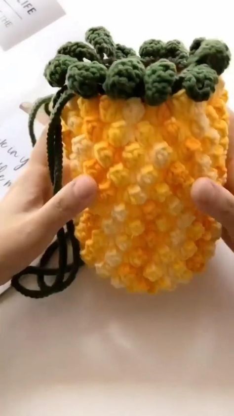 Crocheted Pineapple, Crochet Pineapple, Projek Menjahit, Crochet Fruit, Crochet Bag Tutorials, Pineapple Crochet, Crochet Food, Crochet Stitches Video, Crochet Basket Pattern