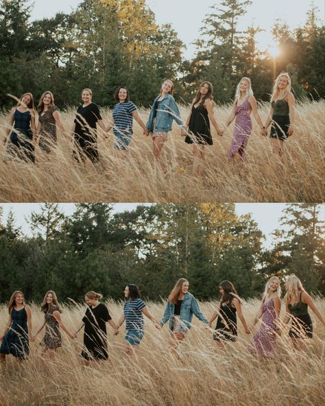 Family Of 8 Photoshoot, Wheat Field Photoshoot, Salon Photoshoot Ideas, Group Picture Ideas, Salon Photoshoot, Team Photoshoot, Friend Group Pictures, Field Photoshoot, Group Portrait