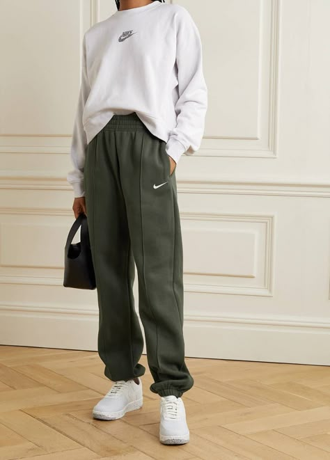 Green Sweatpants Outfit, Comfy Ootd, Track Pants Outfit, Green Sweatpants, Western Wear Outfits, Pants Nike, Sweatpants Outfit, Sporty Casual, Warming Up