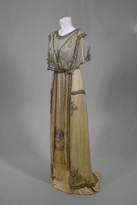 C. 1912 Evening Gown with Intricate Floral Decal and Beadwork - New Canaan Museum and Historical Society Jacques Doucet, Gaun Abad Pertengahan, Fashion 1910, 1900s Fashion, 1910s Fashion, 20th Century Fashion, Edwardian Dress, Old Dresses, Antique Dress