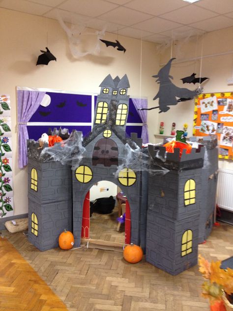 Castle role play at my nursery! Fairy Tale Theme Preschool Dramatic Play, Developmental Preschool, Homeschool Halloween, Role Play Ideas, Halloween Kita, Play Village, Halloween Door Decorations Classroom, Bunk Bed Decorating Ideas, Hotel Transylvania Birthday