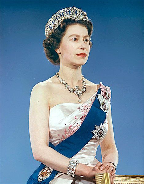 formal portrait Queen Elizabeth 1959 Ratu Elizabeth, Queen Elizabeth Photos, Kat Williams, Princesa Elizabeth, Young Queen Elizabeth, Rainha Elizabeth Ii, God Save The Queen, Reine Elizabeth Ii, Elisabeth Ii