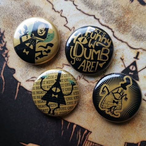 Gravity Falls Patches, Button Pins Prints, Aesthetic Badges, Pin Ideas Button, Pin Badge Design, Pin Button Design, Badge Ideas, Gravity Falls Funny, Button Maker