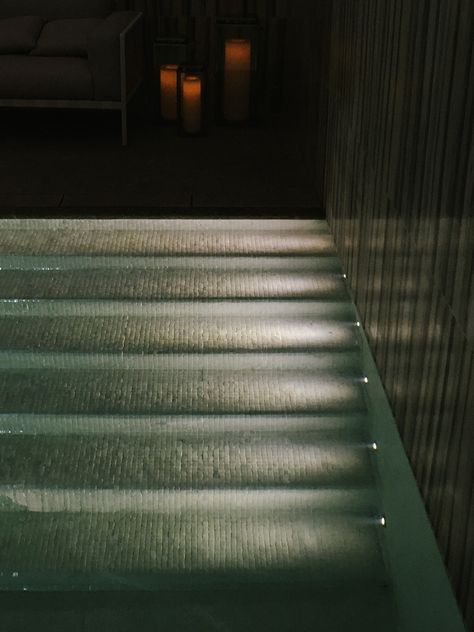 underwater step light Hardscape Lighting, Swimming Pool Steps, Underwater Pool Light, Pool Lighting, Amazing Swimming Pools, Outdoor Lighting Design, Swimming Pool Lights, Spa Lighting, Landscape Lighting Design