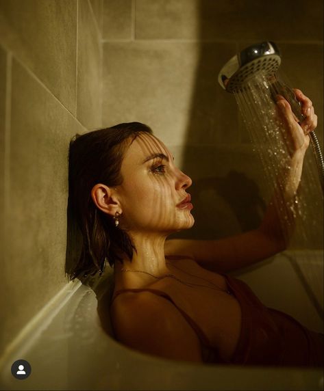 Bathtub Photography, Filmmaking Inspiration, Bath Photography, Dark Beauty Photography, Fine Art Portrait Photography, Kurt Vonnegut, Cute Instagram Pictures, Photo Editing Techniques, Model Inspo