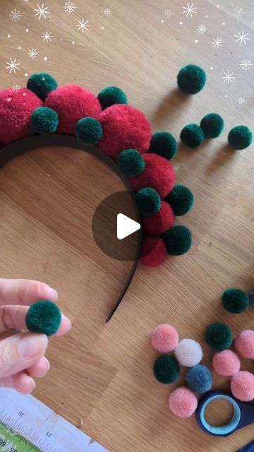 El año pasado hice una diadema de Navidad con pompones y elfos. En mi cuenta de Instagram podeis ver el resultado final Christmas Headband Diy, Diy Hair Clip, Pom Pom Headband, Pom Pom Maker, Christmas Headband, Christmas Crafting, Diy Headband, Christmas Inspo, Inspire Creativity