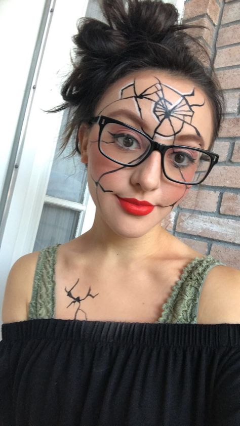 Halloween Makeup With Glasses, Dancing Makeup, Makeup Clown, Halloween Makeup Clown, People With Glasses, Scary Clown Makeup, Monster Makeup, Halloween Beauty, Broken Doll