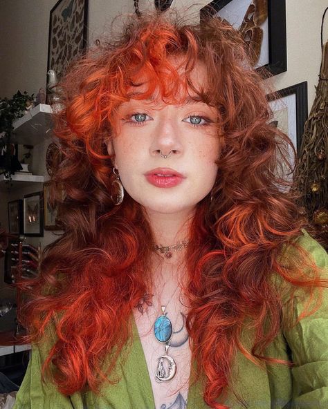 Cool Hair Color For Curly Hair, Hair Colors For Curly Hair Ideas, Dark Red Hair Color Ideas For Brunettes, Pink Underside Hair, Red Hair On Curly Hair, Peach Curly Hair, Colored Curly Hair Ideas, Curly Hairstyles Color, Mermaid Highlights