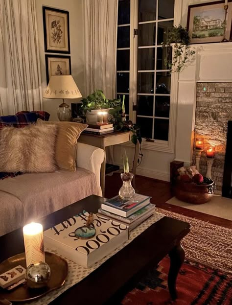 Room Cozy 2000s Home, Cosy Traditional Living Room, Cozy Christmas Living Room Apartment, Vintage Living Room Aesthetic, Living Room Aesthetic Vintage, Brown Room Decor, Townhouse New York, House In Switzerland, Vintage Living Room Ideas