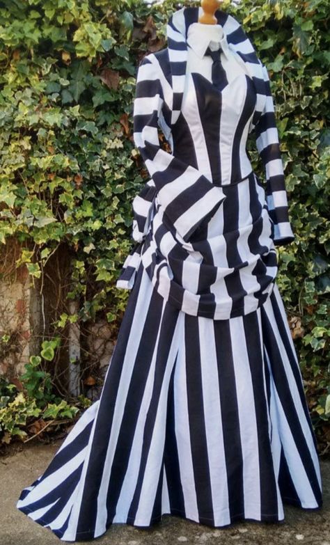 Medieval Dress Black, Tron Cosplay, Beetlejuice Fashion, Medieval Dress Diy, Beetlejuice Cosplay, Medieval Dress Peasant, Beetlejuice Dress, Medieval Dress Princess, Medieval Dress Pattern