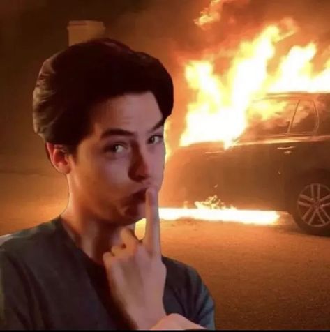 Cole Sprouse Meme, Cole Sprouse Funny Pictures, Cole Sprouse Aesthetic, Cole Sprouse Funny, Cole Spouse, Cole Sprouse Jughead, Cole M Sprouse, Riverdale Cole Sprouse, Bughead Riverdale