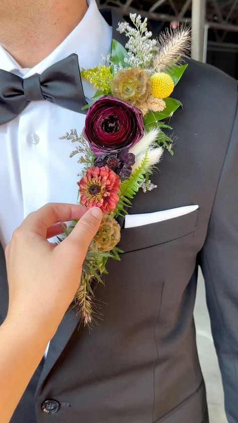 Boutonniere Alternative, Lapel Flower Wedding, Groom Trends, Lapel Flowers, Wildflower Wedding Theme, Beach Wedding Flowers, Lapel Flower, Corsage Prom, Asheville Wedding