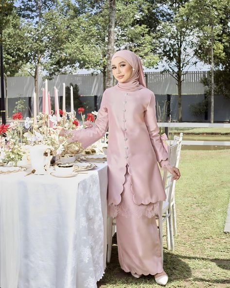 Malaysian Dress, Baju Kurung Moden Style, Designer Dresses Couture, Nikah Outfit, Kebaya Modern Dress, Muslimah Photography, Baju Kurung Moden, Mix Match Outfits, Simple Bridesmaid Dresses