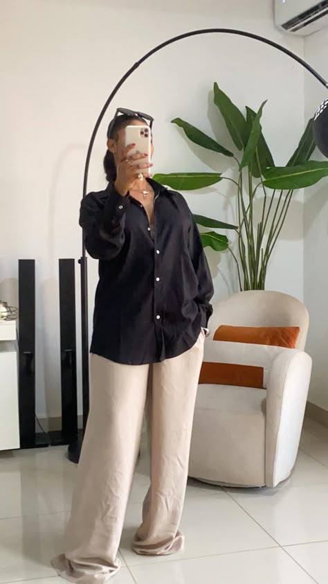 Loose Fit Outfits Women, International Relations Student Outfit, How To Style Boyfriend Shirt, Smart Loungewear, Big Button Up Shirt Outfits, Black Mom Outfits, Thursday Work Outfit, 3 Quarter Pants Outfits, Classy Mom Outfits