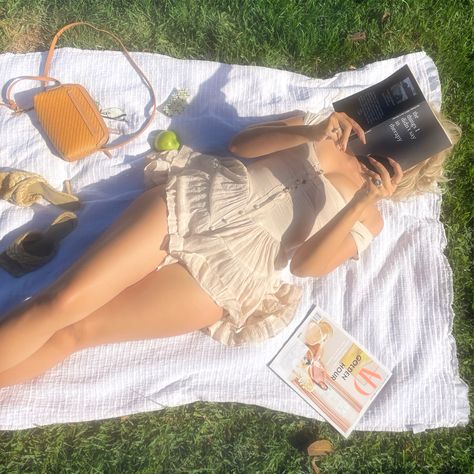 Aesthetic picnic picture ideas with setup outfit food ideas and activities for Instagram inspiration Pic Nic Photoshoot Aesthetic, Vintage Picnic Aesthetic Outfits, Vintage Picnic Photoshoot, Picnic Photoshoot Aesthetic, Sundress Photoshoot, Sundress Picnic, Cute Picnic Outfits, Picnic Aesthetic Photoshoot, Picnic Photoshoot Ideas