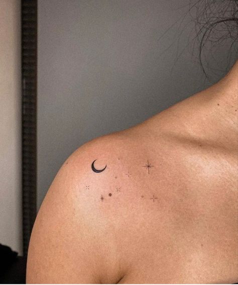 Star Tattoo On Shoulder, Tattoo Artist Tattoo, Stars Tattoo, Small Shoulder Tattoos, Artist Tattoo, Inspiration Tattoo, Petite Tattoos, Shoulder Tattoos For Women, Classy Tattoos