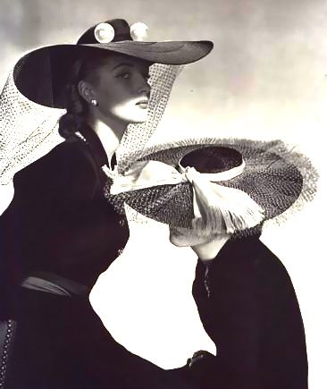 Modelli cappelli 1942 Horst P Horst, 1940s Hats, Fashion 1940s, Paolo Roversi, Spring Hats, Vintage Millinery, Peter Lindbergh, Vintage Fashion Photography, Love Hat